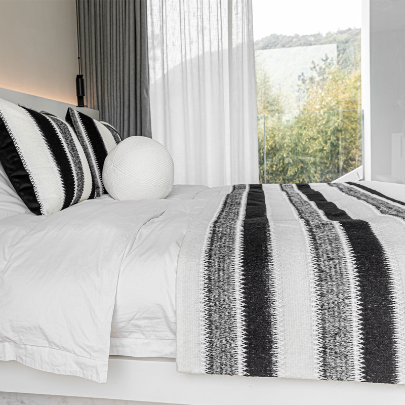 Voodiäärne jooksja – triibud, vill, moodne minimalism, hotellikvaliteet, premium