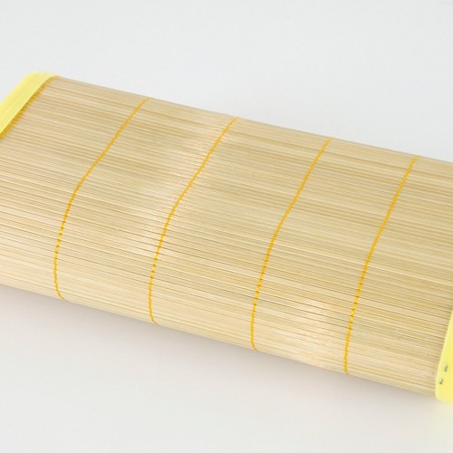 Perna cervicală cu umplutură din bambus gol, formă dreptunghiulară, înălțime 5.1–10 cm, pentru o singură persoană, greutate 0.55–1.0 kg
