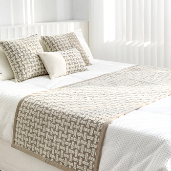 Voodi jooksja padjanditega – kaasaegne minimalistlik hotellistiil, geomeetriline abstraktne muster, logomärkide trükkimise võimalus, kvaliteetne