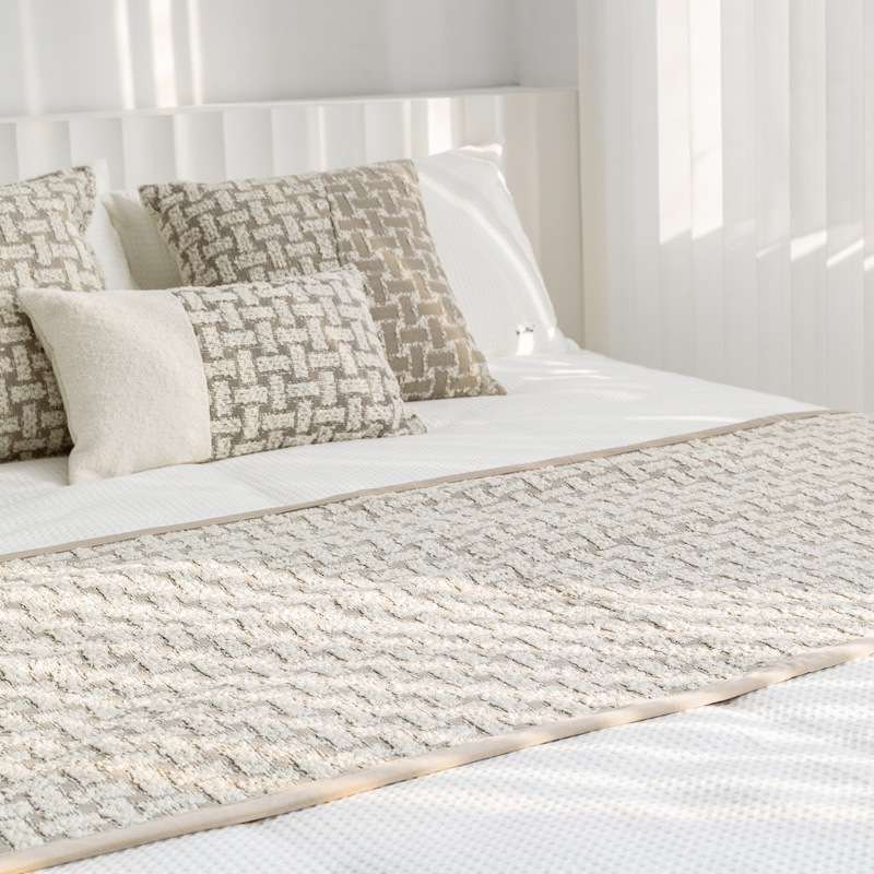 Voodi jooksja padjanditega – kaasaegne minimalistlik hotellistiil, geomeetriline abstraktne muster, logomärkide trükkimise võimalus, kvaliteetne