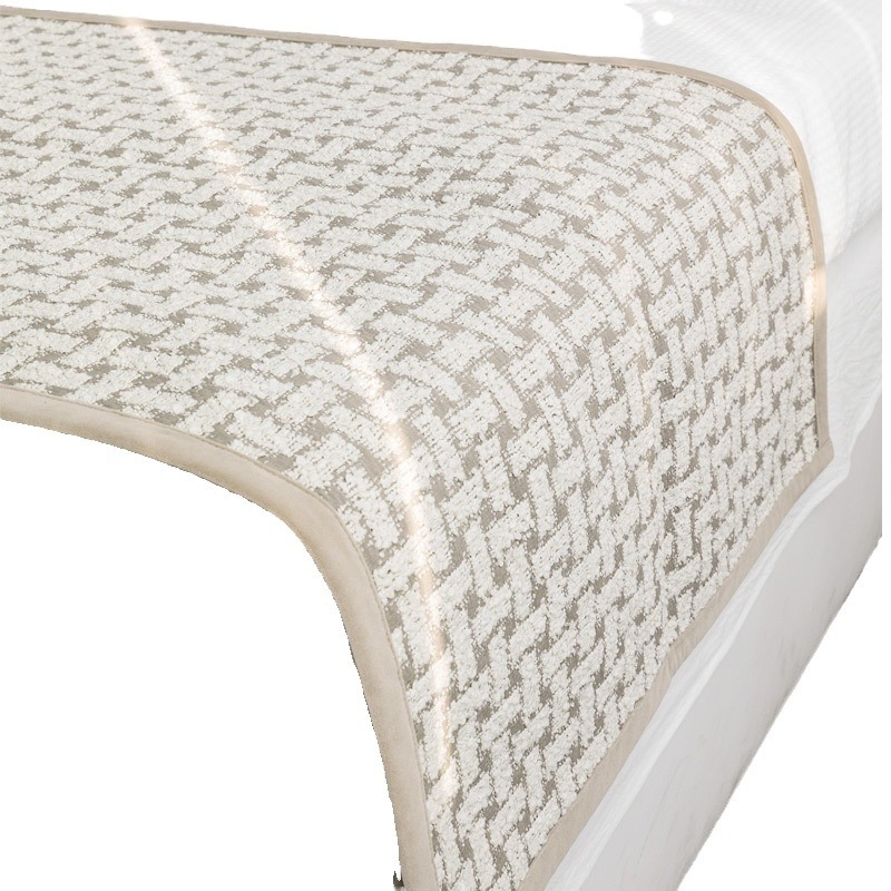 Voodi jooksja padjanditega – kaasaegne minimalistlik hotellistiil, geomeetriline abstraktne muster, logomärkide trükkimise võimalus, kvaliteetne