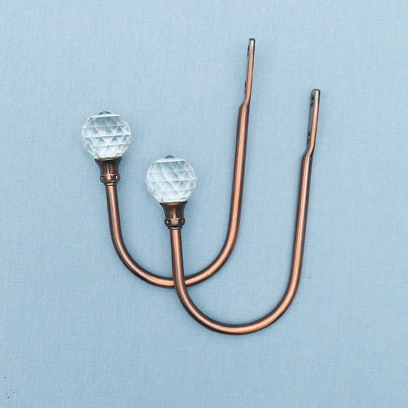 Aizkaru āķis no metāla sakausējuma ar kristāla akcentiem, moderns vienkāršs dizains, sienas montāža.