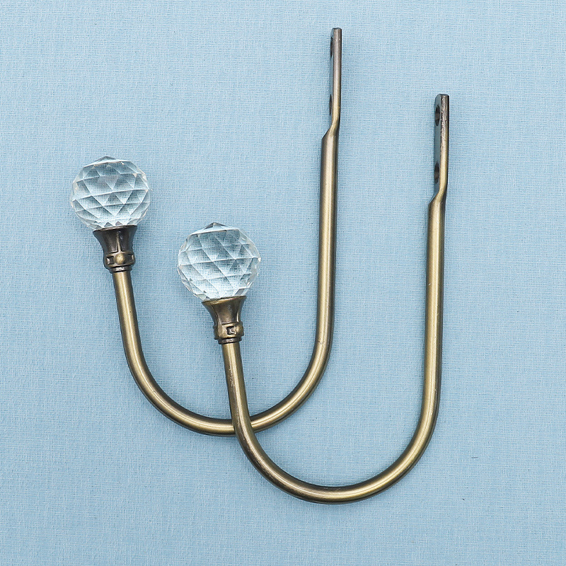 Aizkaru āķis no metāla sakausējuma ar kristāla akcentiem, moderns vienkāršs dizains, sienas montāža.