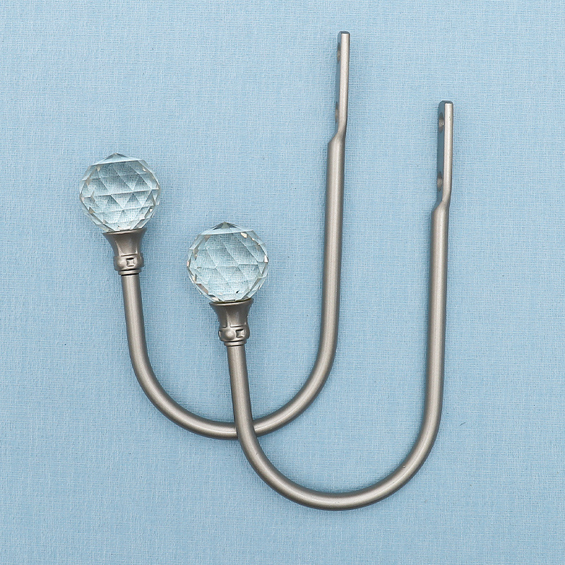 Aizkaru āķis no metāla sakausējuma ar kristāla akcentiem, moderns vienkāršs dizains, sienas montāža.