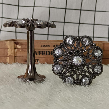 Držač za zavjese s pravim štapom, model 016, cinkovo legura + rhinestones, dodaci: vijci i gumeni čepovi, za viseće zavjese, Plum Blossom Nine Diamond Straight Hook