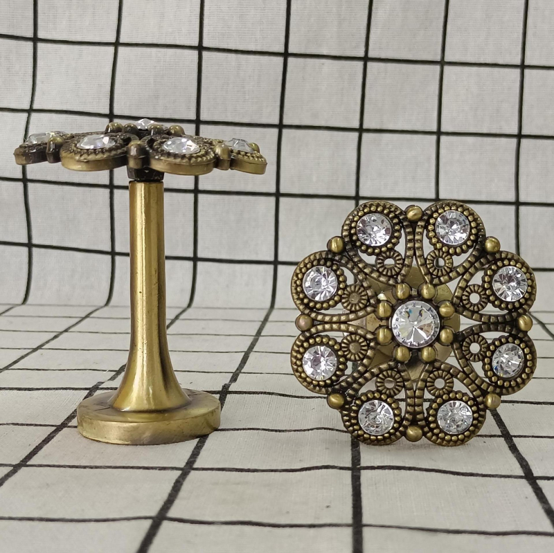 Držač za zavjese s pravim štapom, model 016, cinkovo legura + rhinestones, dodaci: vijci i gumeni čepovi, za viseće zavjese, Plum Blossom Nine Diamond Straight Hook