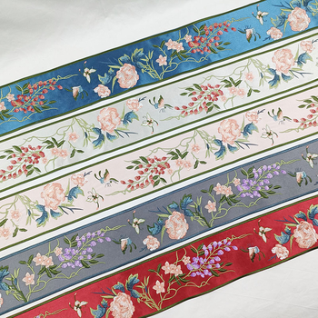 Siuvinėta nėrinių juostelė su gėlių vynmedžio ir drugelio motyvu drabužiams, rankinėms ir namų dekorui