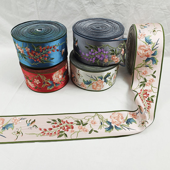 Siuvinėta nėrinių juostelė su gėlių vynmedžio ir drugelio motyvu drabužiams, rankinėms ir namų dekorui