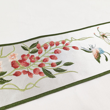 Siuvinėta nėrinių juostelė su gėlių vynmedžio ir drugelio motyvu drabužiams, rankinėms ir namų dekorui