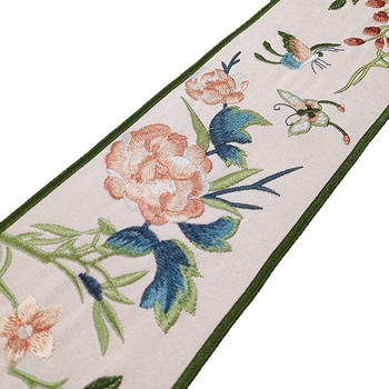 Siuvinėta nėrinių juostelė su gėlių vynmedžio ir drugelio motyvu drabužiams, rankinėms ir namų dekorui