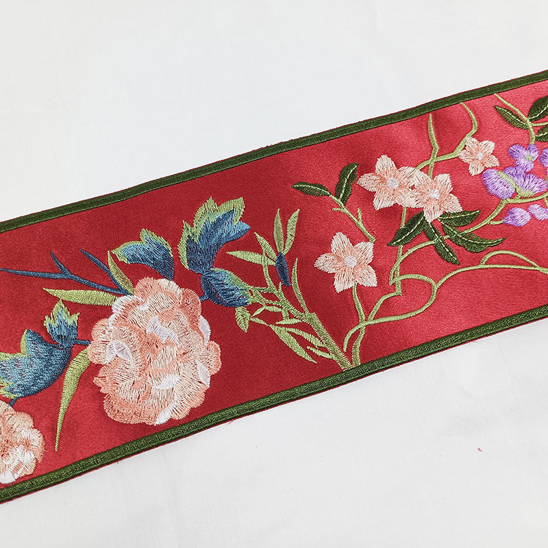 Siuvinėta nėrinių juostelė su gėlių vynmedžio ir drugelio motyvu drabužiams, rankinėms ir namų dekorui