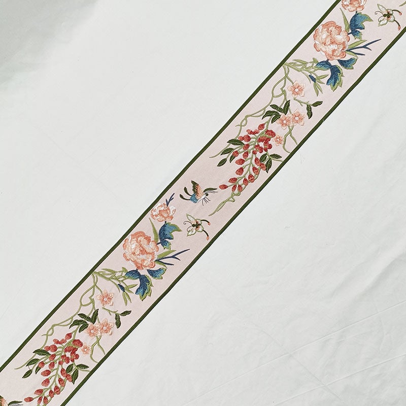 Siuvinėta nėrinių juostelė su gėlių vynmedžio ir drugelio motyvu drabužiams, rankinėms ir namų dekorui
