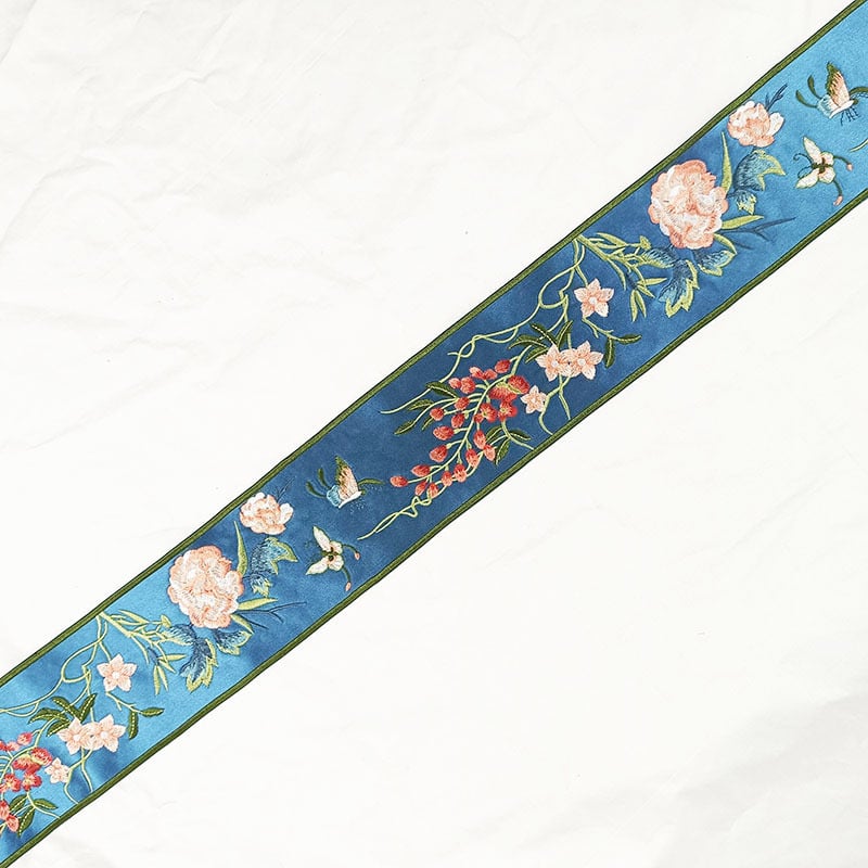 Siuvinėta nėrinių juostelė su gėlių vynmedžio ir drugelio motyvu drabužiams, rankinėms ir namų dekorui