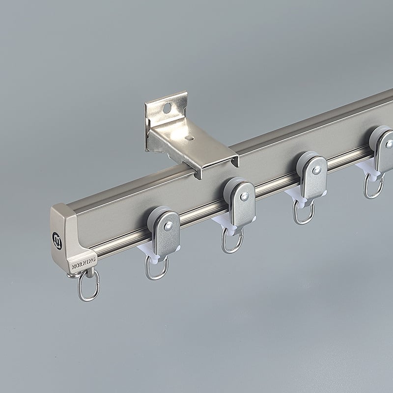 Alumínium függöny sínrendszer – L- és U- alakú görbült sínek, felső oldali rögzítés, teleszkópos görgő, egyenes sín vezető, dupla pálya, csendes működés