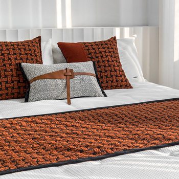 Voodiäärne jooksja geomeetrilise plaatide mustriga, segu materjal, kerge luksus stiil, logotüübi trükkimise võimalus, premium hotell-stiilis voodipesu