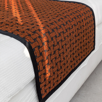 Voodiäärne jooksja geomeetrilise plaatide mustriga, segu materjal, kerge luksus stiil, logotüübi trükkimise võimalus, premium hotell-stiilis voodipesu