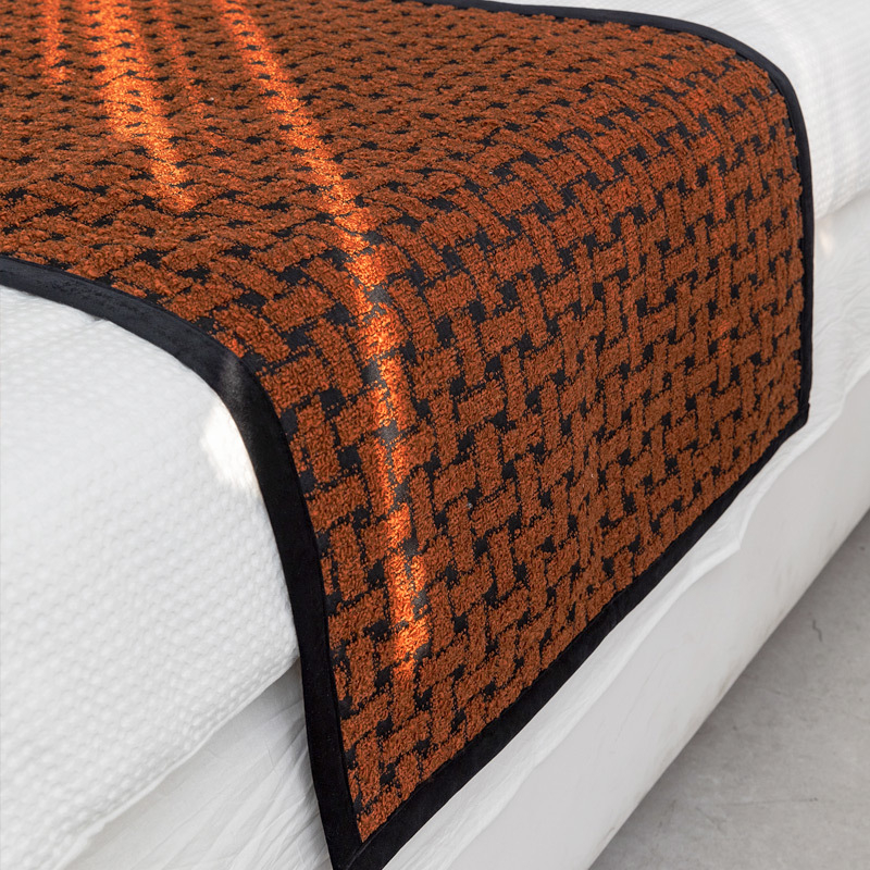 Voodiäärne jooksja geomeetrilise plaatide mustriga, segu materjal, kerge luksus stiil, logotüübi trükkimise võimalus, premium hotell-stiilis voodipesu