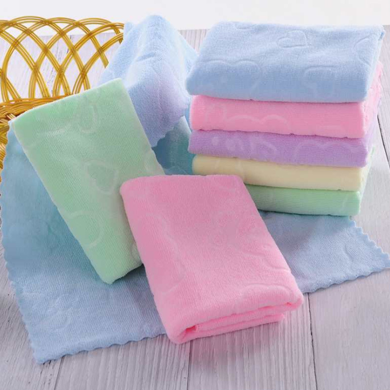 Ručnik od finih vlakana s reljefnim medvjedićem – mekan, upijajući za čišćenje, prilagodljiv; materijal: superfine vlakna; pređa: 40; konstrukcija: spiralna vlakna; težina >200 g; 98% poliester