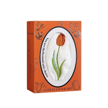 Tulipani u izvezeni svadbeni ručnik od koralnog flisa, s logom, u poklon kutiji