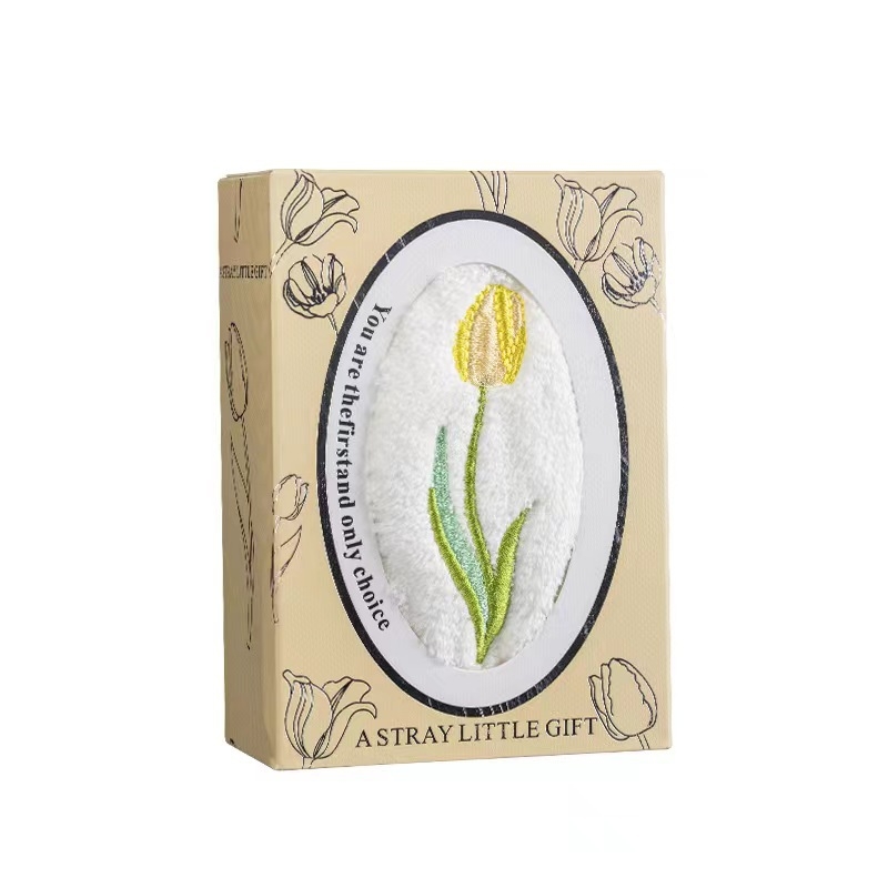 Tulipani u izvezeni svadbeni ručnik od koralnog flisa, s logom, u poklon kutiji