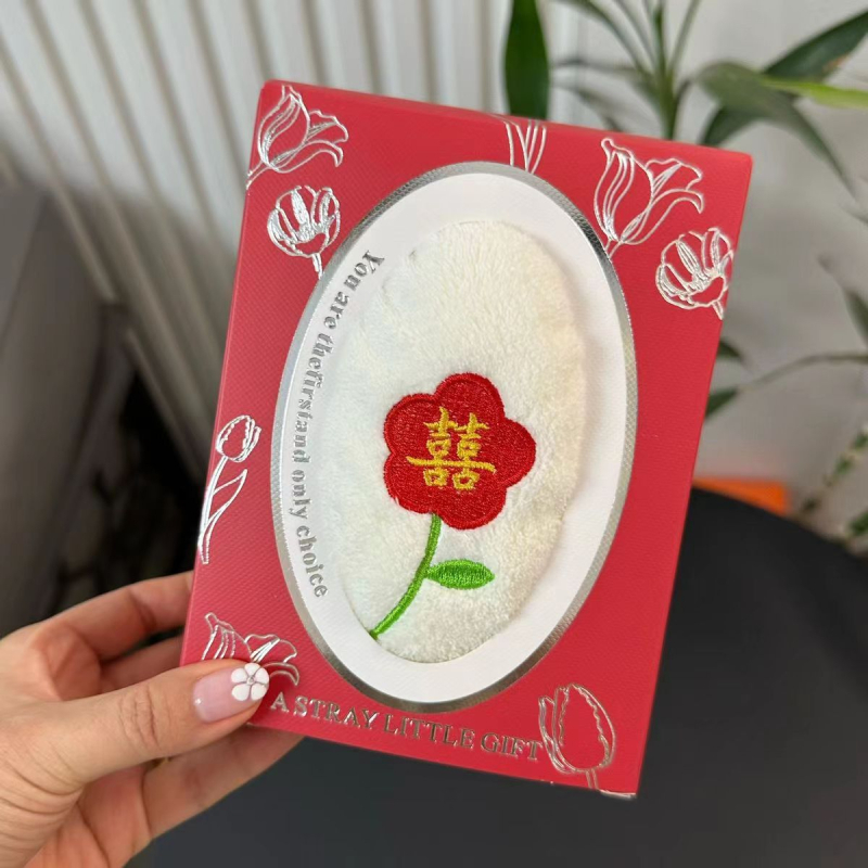 Tulipani u izvezeni svadbeni ručnik od koralnog flisa, s logom, u poklon kutiji