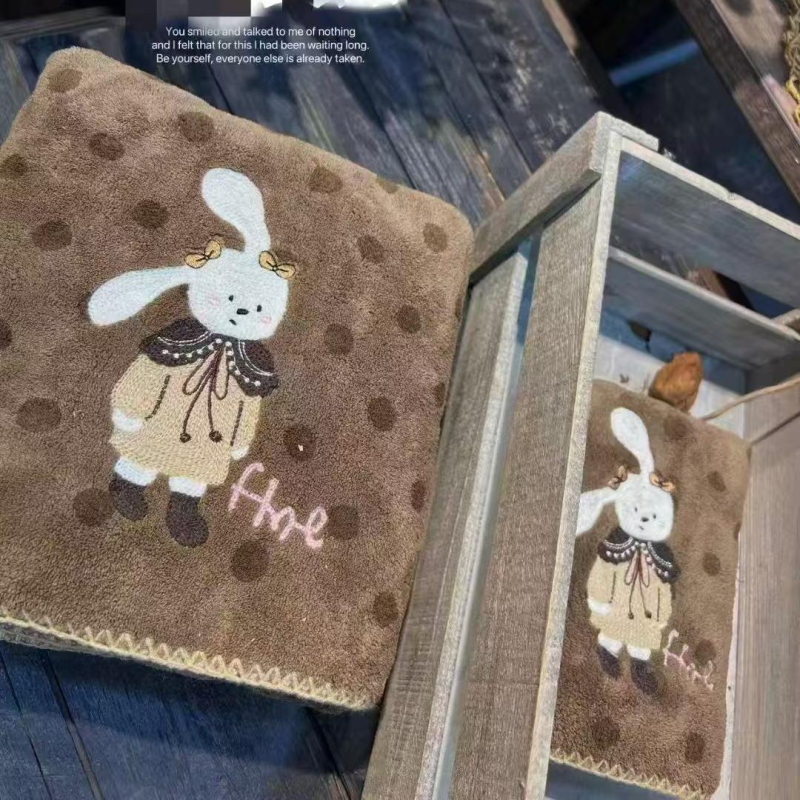 Πετσέτα προσώπου με κέντημα cartoon μικρού ζώου, coral φλίς, απλό ύφαντό, 301–350 g, 8 κλωστές