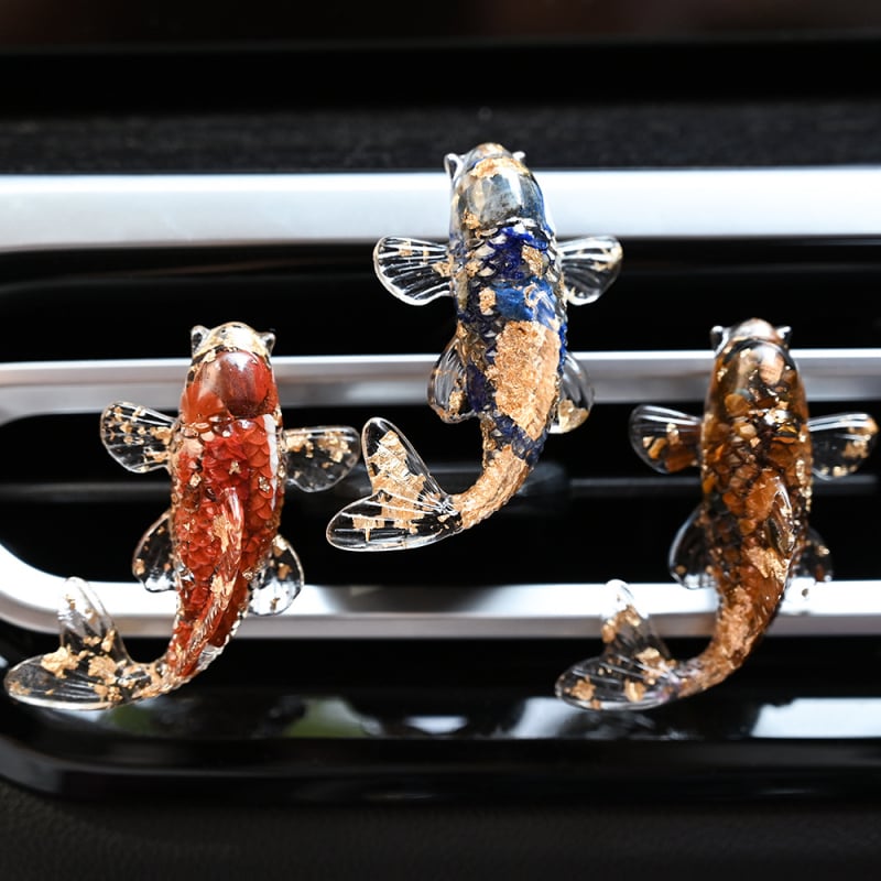 Autóventilátoros illatosító klipe ametisztkristályból, kavicsos textúrával, koi dizájnnal