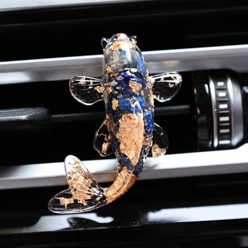 Autóventilátoros illatosító klipe ametisztkristályból, kavicsos textúrával, koi dizájnnal