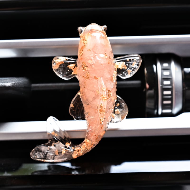 Autóventilátoros illatosító klipe ametisztkristályból, kavicsos textúrával, koi dizájnnal