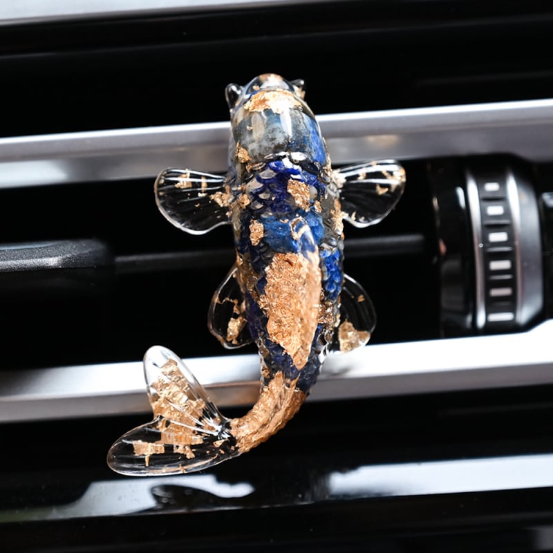 Autóventilátoros illatosító klipe ametisztkristályból, kavicsos textúrával, koi dizájnnal