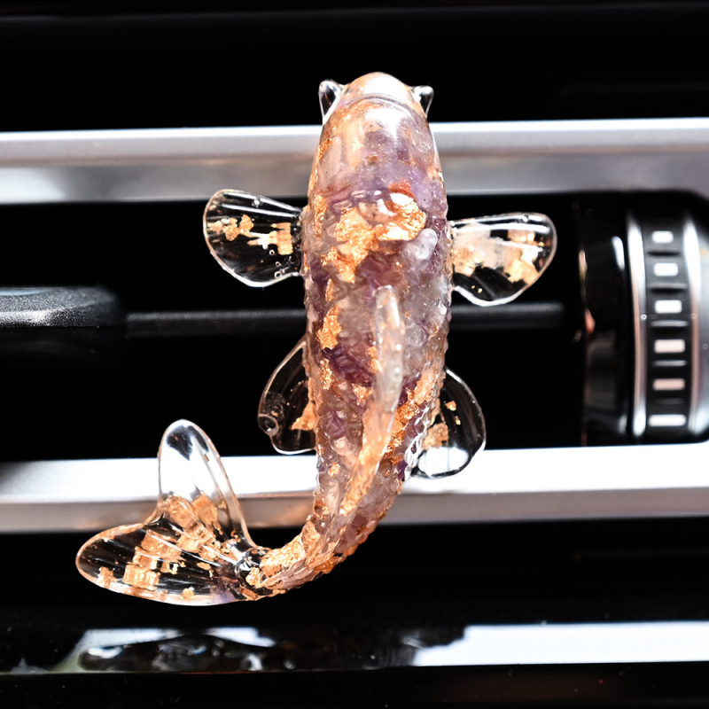 Autóventilátoros illatosító klipe ametisztkristályból, kavicsos textúrával, koi dizájnnal