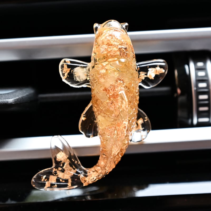 Autóventilátoros illatosító klipe ametisztkristályból, kavicsos textúrával, koi dizájnnal