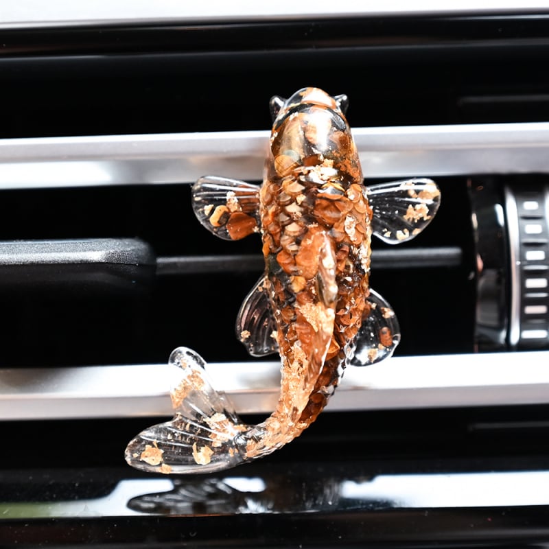 Autóventilátoros illatosító klipe ametisztkristályból, kavicsos textúrával, koi dizájnnal