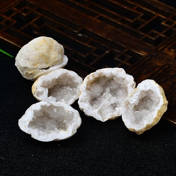 Kristálygeoda beltéri dekorációhoz, modern minimalista stílus, ásványi példány