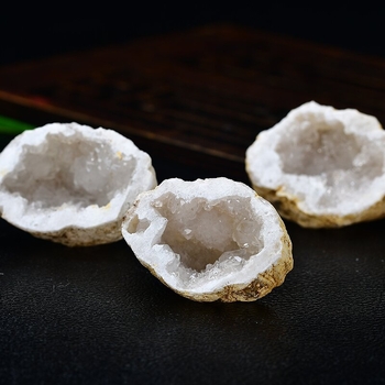 Kristálygeoda beltéri dekorációhoz, modern minimalista stílus, ásványi példány