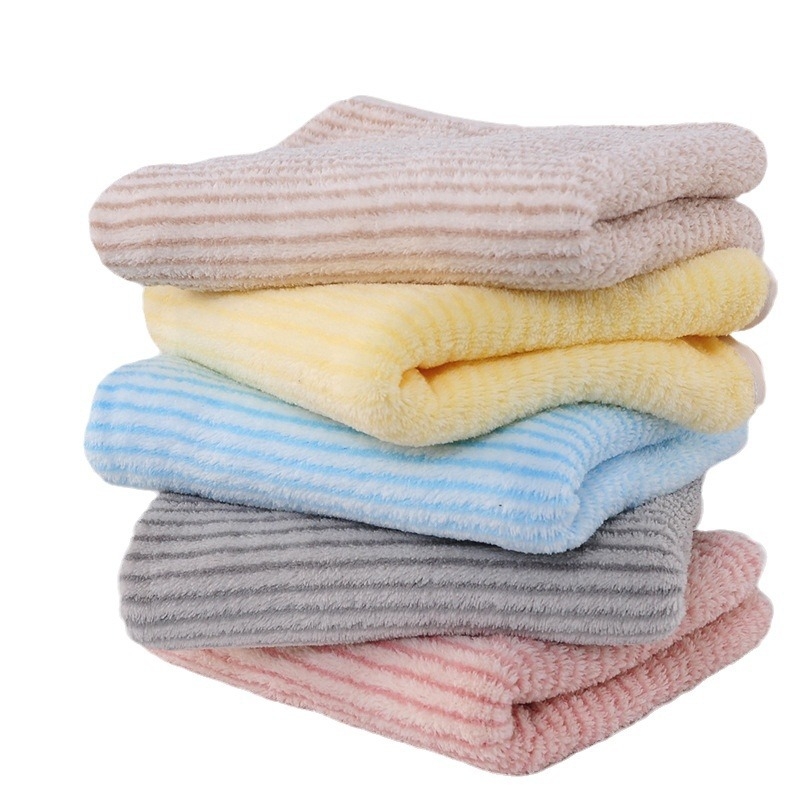 Ručnik za lice od koralnog pliša s finim prugama, završni rub sa šavom, niti 21, masa 50–80 g, mogućnost prilagodbe