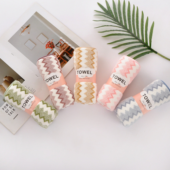 Kupaonski ručnik od koralnog flisa sa rubnim koralnim velurom, visoko gusto warp-knit tkanina, 150d vlakno, težina 100–120 g