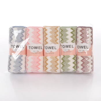 Kupaonski ručnik od koralnog flisa sa rubnim koralnim velurom, visoko gusto warp-knit tkanina, 150d vlakno, težina 100–120 g