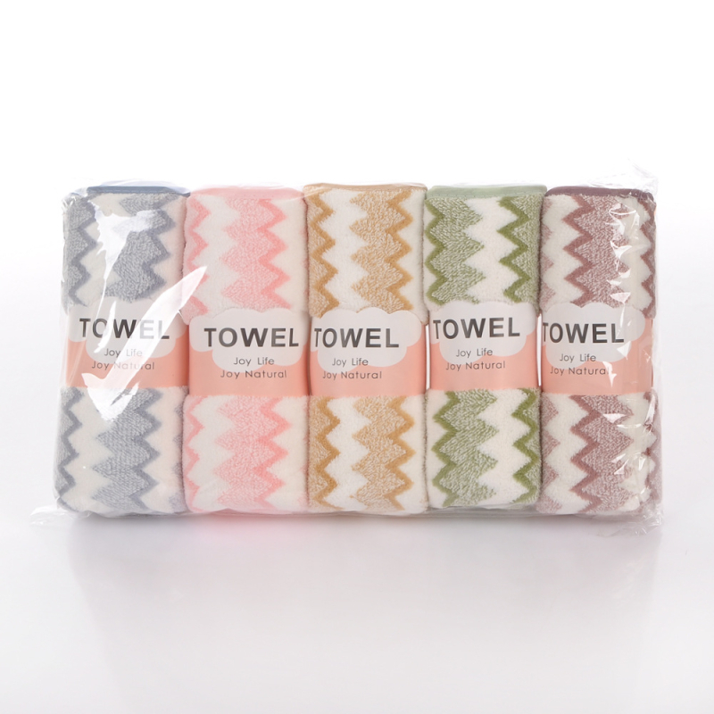 Kupaonski ručnik od koralnog flisa sa rubnim koralnim velurom, visoko gusto warp-knit tkanina, 150d vlakno, težina 100–120 g