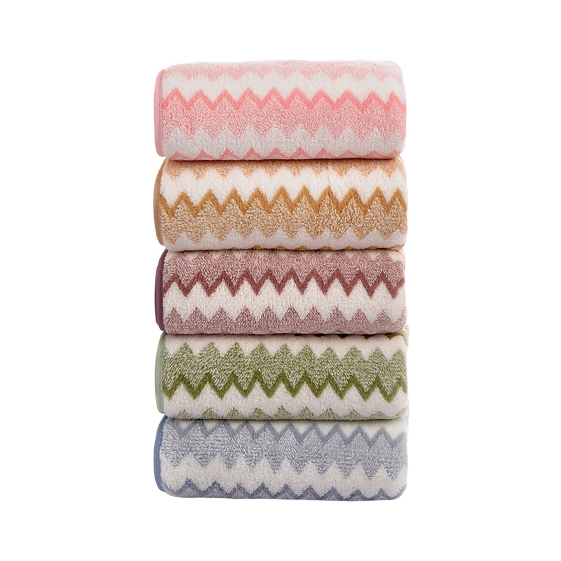 Kupaonski ručnik od koralnog flisa sa rubnim koralnim velurom, visoko gusto warp-knit tkanina, 150d vlakno, težina 100–120 g