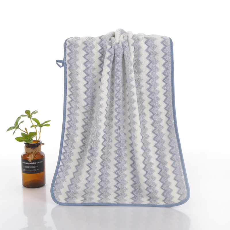 Kupaonski ručnik od koralnog flisa sa rubnim koralnim velurom, visoko gusto warp-knit tkanina, 150d vlakno, težina 100–120 g