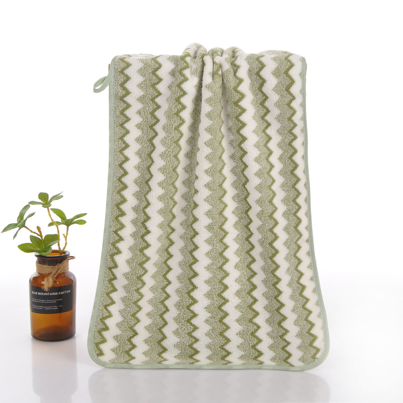 Kupaonski ručnik od koralnog flisa sa rubnim koralnim velurom, visoko gusto warp-knit tkanina, 150d vlakno, težina 100–120 g