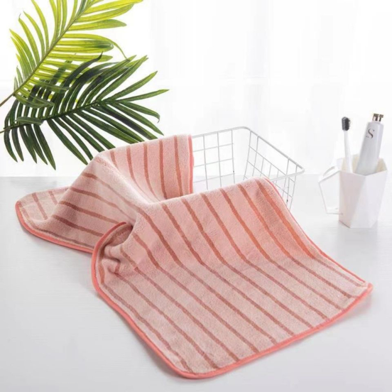 Set ručnika za kupaonicu od koralnog velura: debeli, mekani, upijajući i bez dlačica; za lice i sušenje kose; pet komada; šavovi na rubovima; prilagodba moguća.