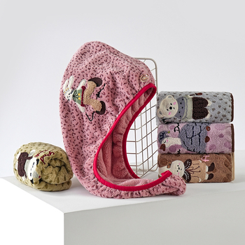 Кап за сушене на коса от коралов флис с бродиран карикатурен дизайн на мечка, 150d прежда, 80-99 г