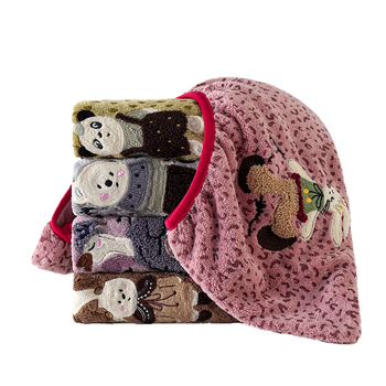 Кап за сушене на коса от коралов флис с бродиран карикатурен дизайн на мечка, 150d прежда, 80-99 г