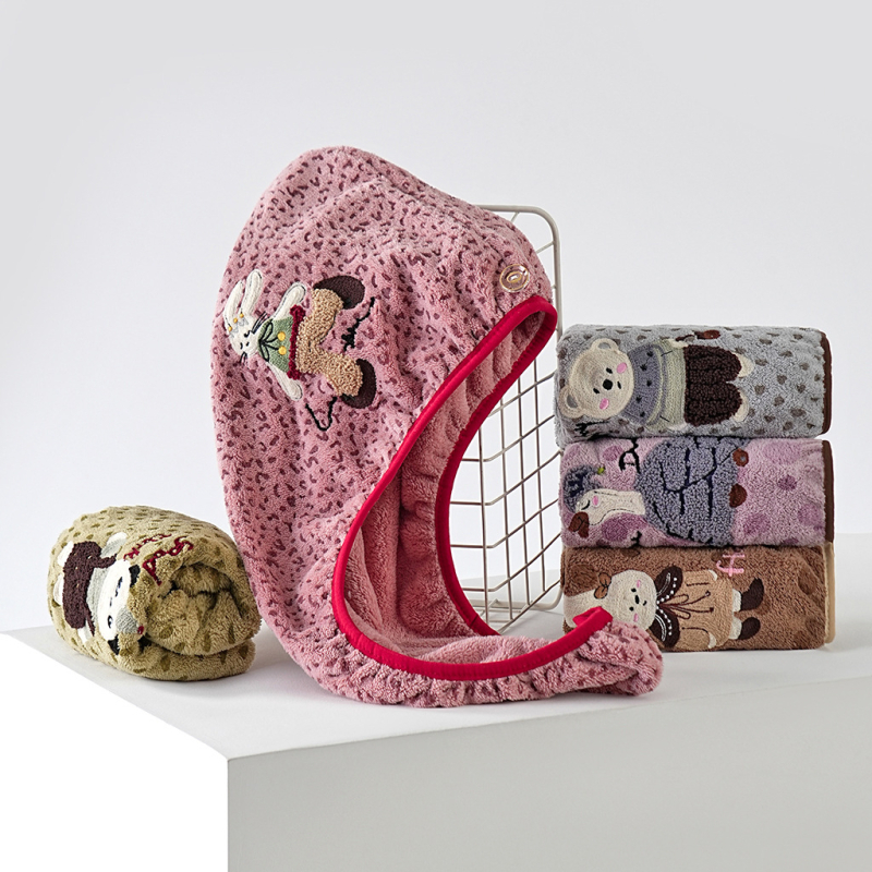 Кап за сушене на коса от коралов флис с бродиран карикатурен дизайн на мечка, 150d прежда, 80-99 г