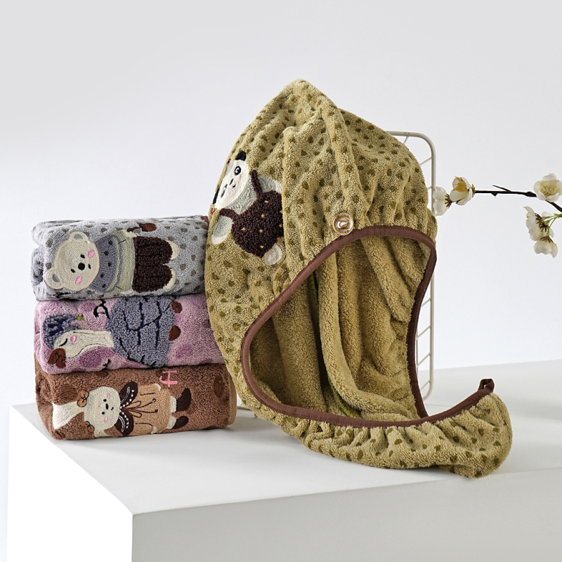 Кап за сушене на коса от коралов флис с бродиран карикатурен дизайн на мечка, 150d прежда, 80-99 г