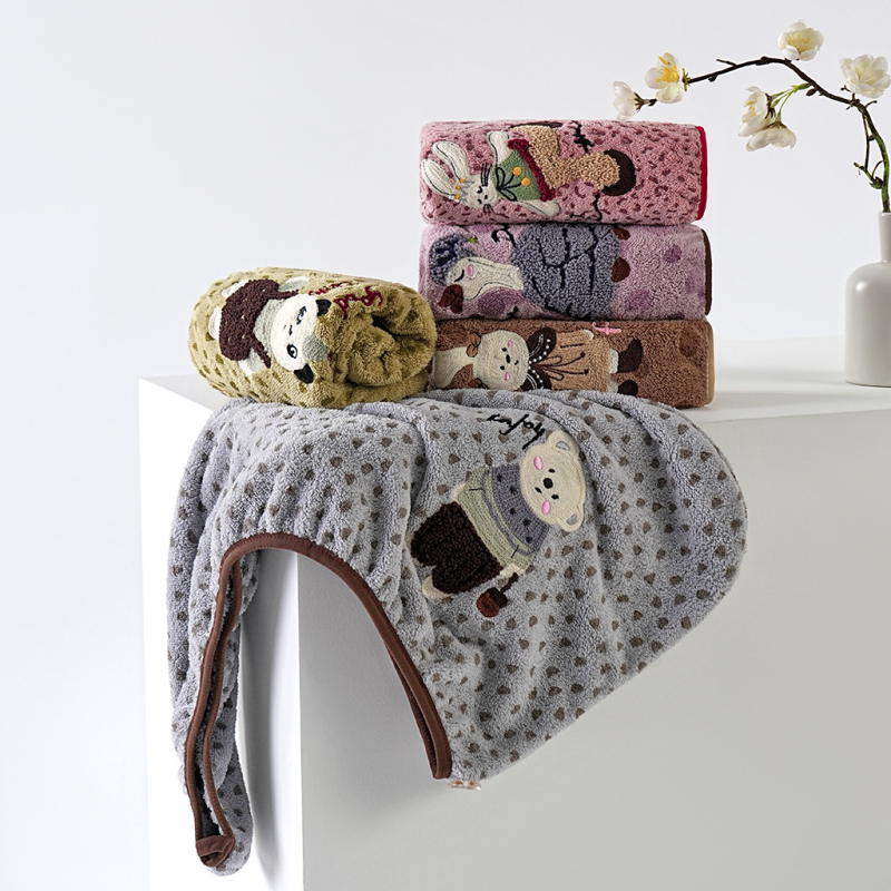 Кап за сушене на коса от коралов флис с бродиран карикатурен дизайн на мечка, 150d прежда, 80-99 г