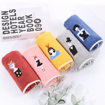 Izšivana krpa za lice od koralnog flisa, broj pređe 16, tkanina ravna, težina 100–120 g, mogućnost prilagodbe