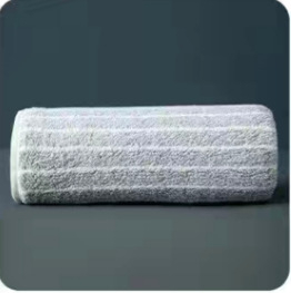 Ručník s bordiranim šavovima od koralnog flisa, brzo sušenje i upijanje; poliester 150D, bordirani džakard, težina 50–80 g, prilagođena obrada